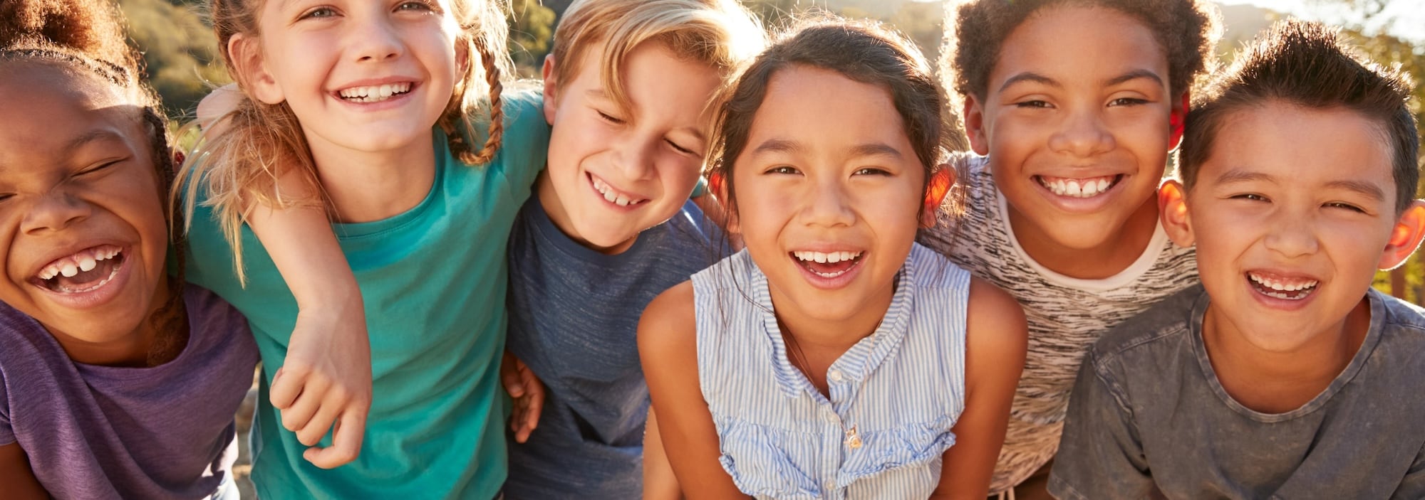 Eine Gruppe mit lachenden Kindern.