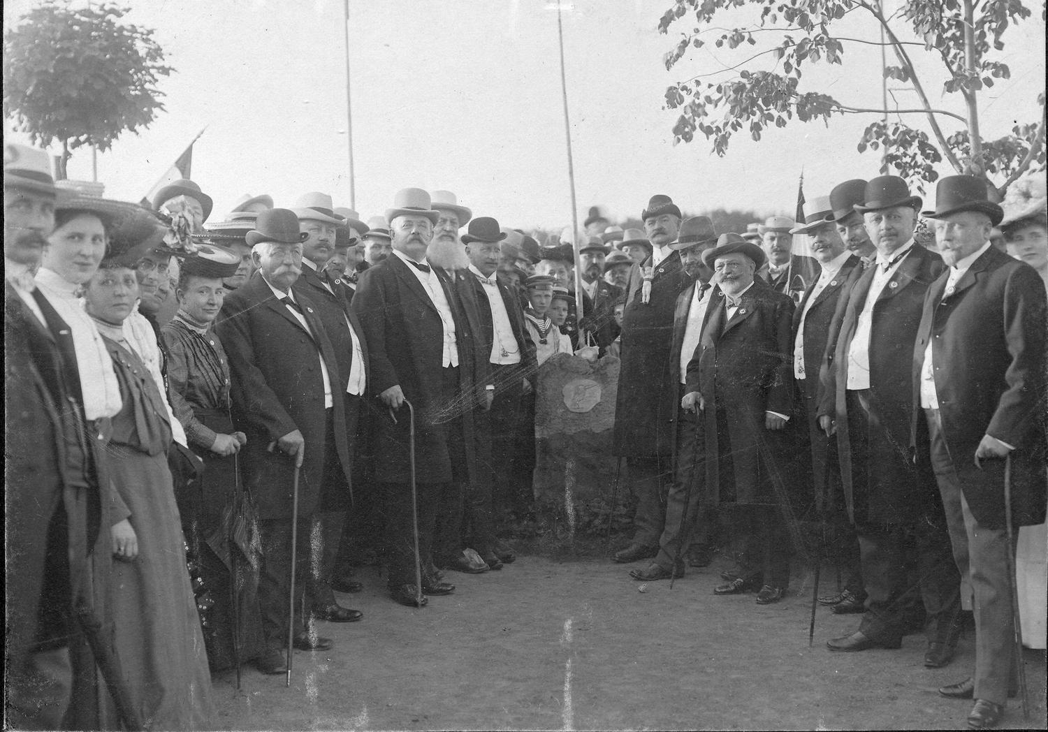 Rabe Denkmal Wieder Vollstaendig