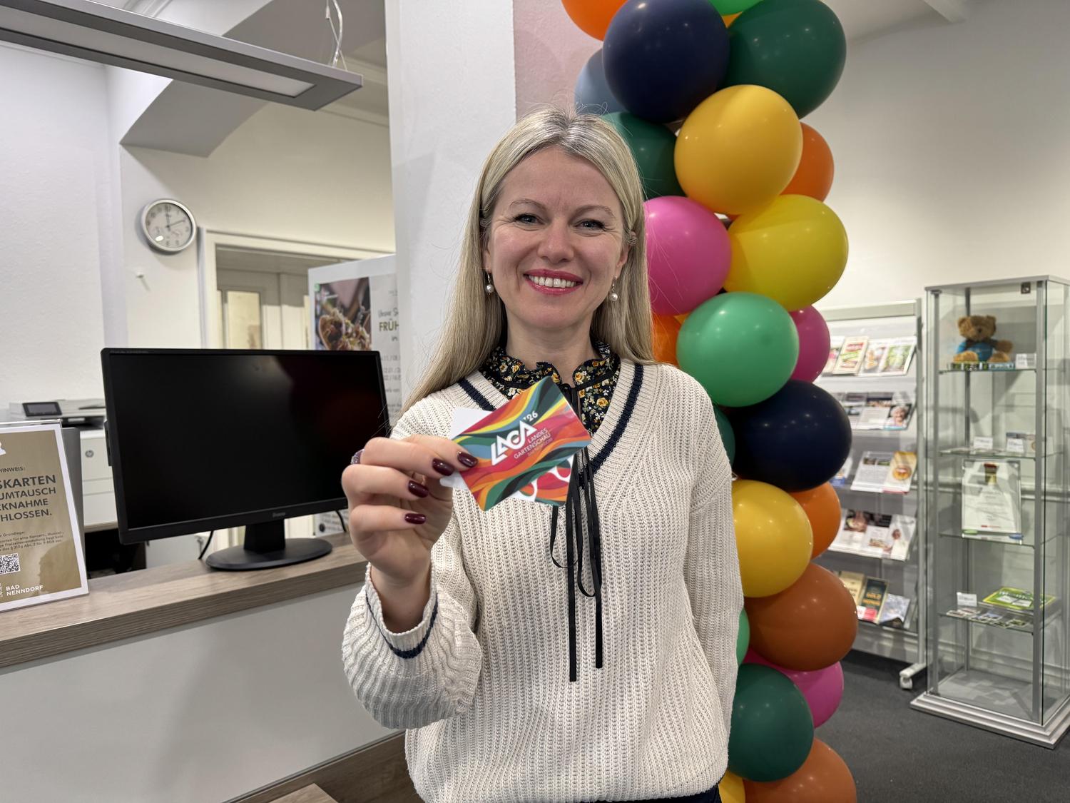 Eine Frau hält die zwei Varianten der Dauerkarten in die Kamera - eine für Menschen, eine für Hunde.