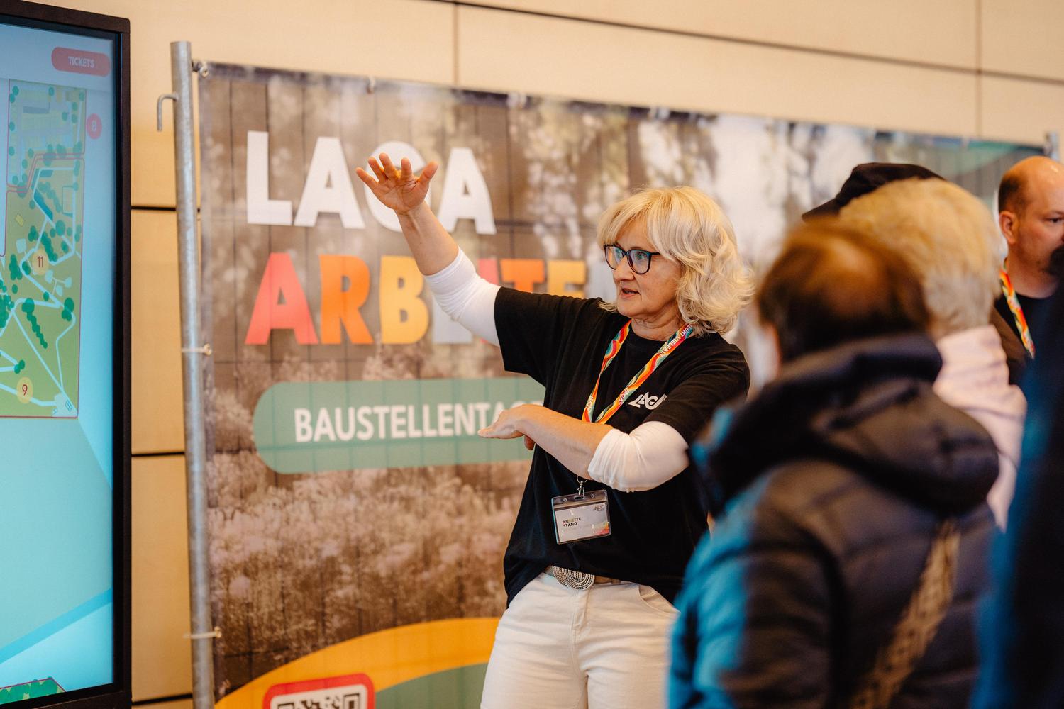 Annette Stang gibt am Stand "Baustellentagebuch" einen Einblick in die aktuellen Arbeiten auf dem Gelände. Quelle: Marie-Christin Pratsch